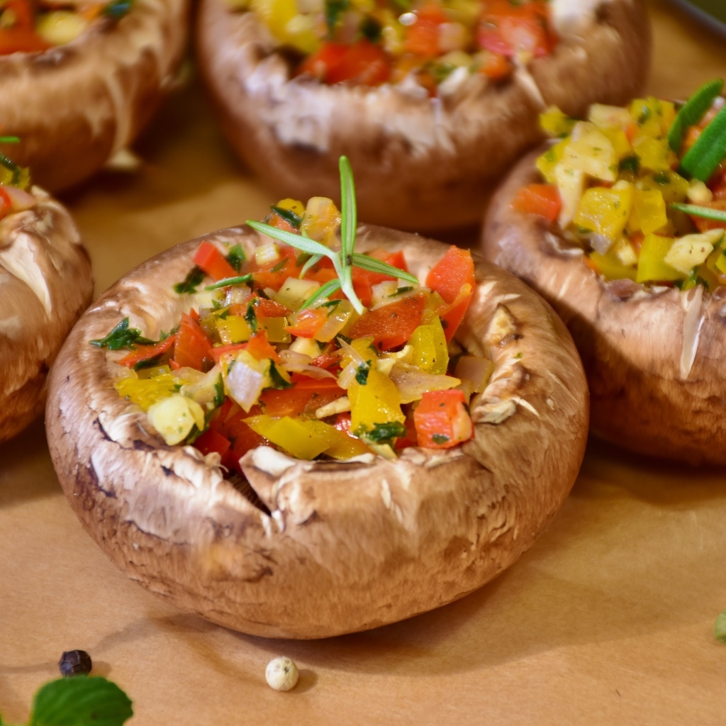 Фаршированные шампиньоны на столе