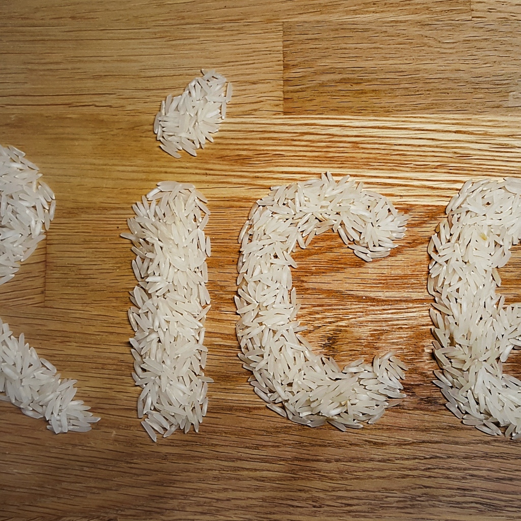 Надпись рис на деревянном столе