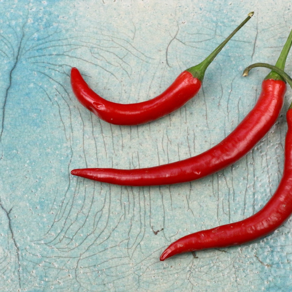 Три красных жгучих перца