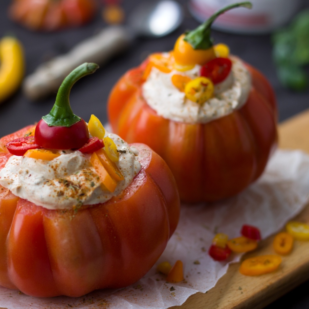 Помидоры начиненные сыром и перцем чили