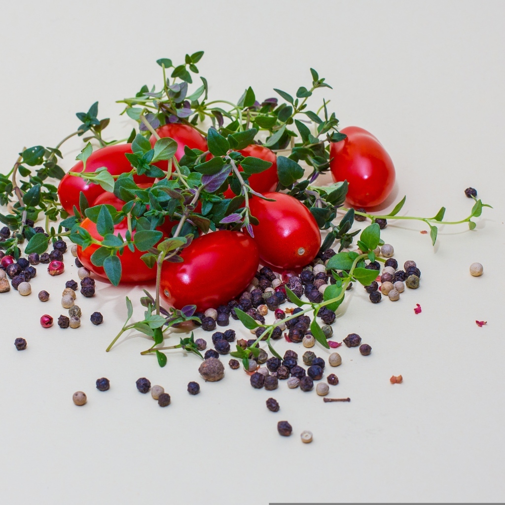 Помидоры с перцем и тимьяном