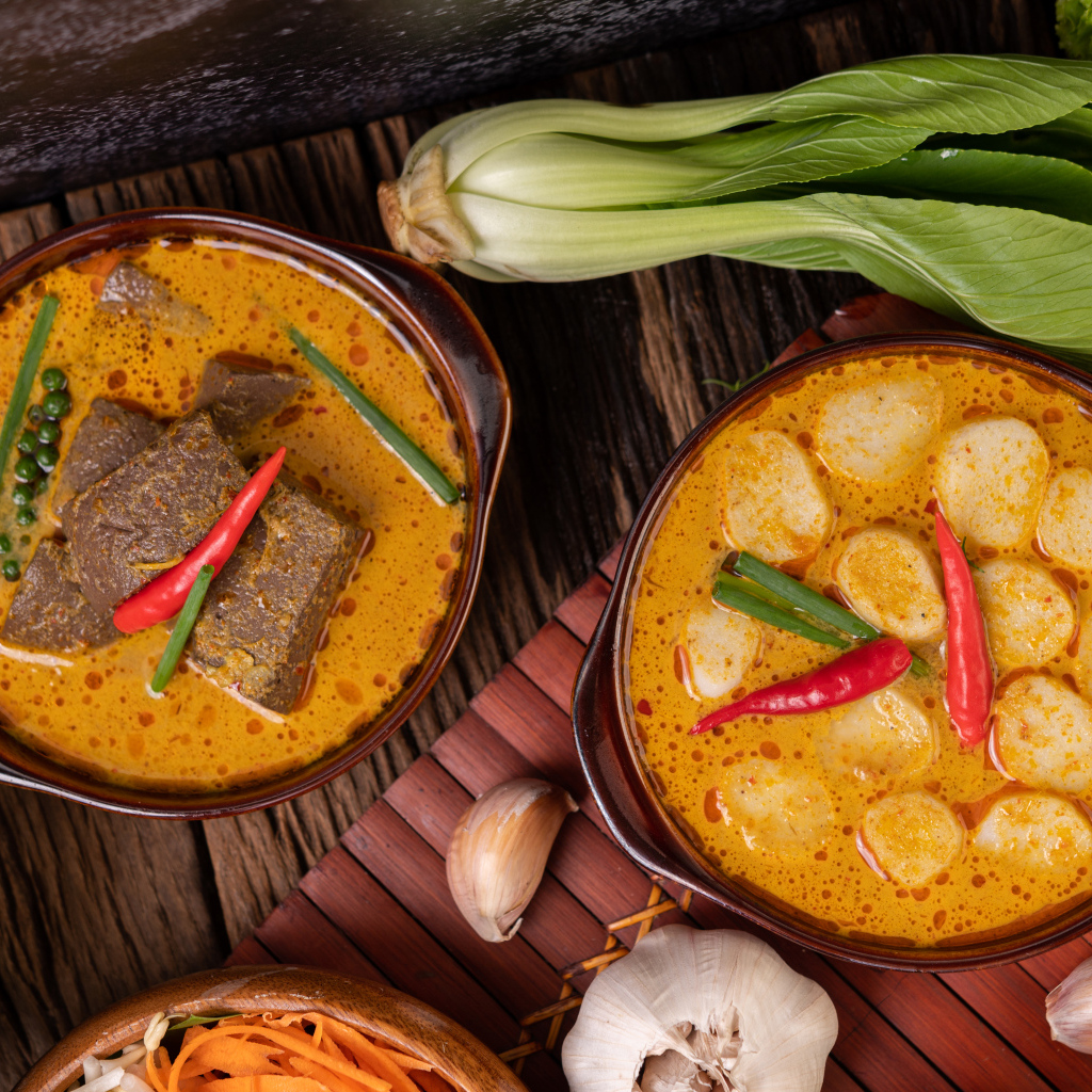 Две тарелки с острым супом на столе