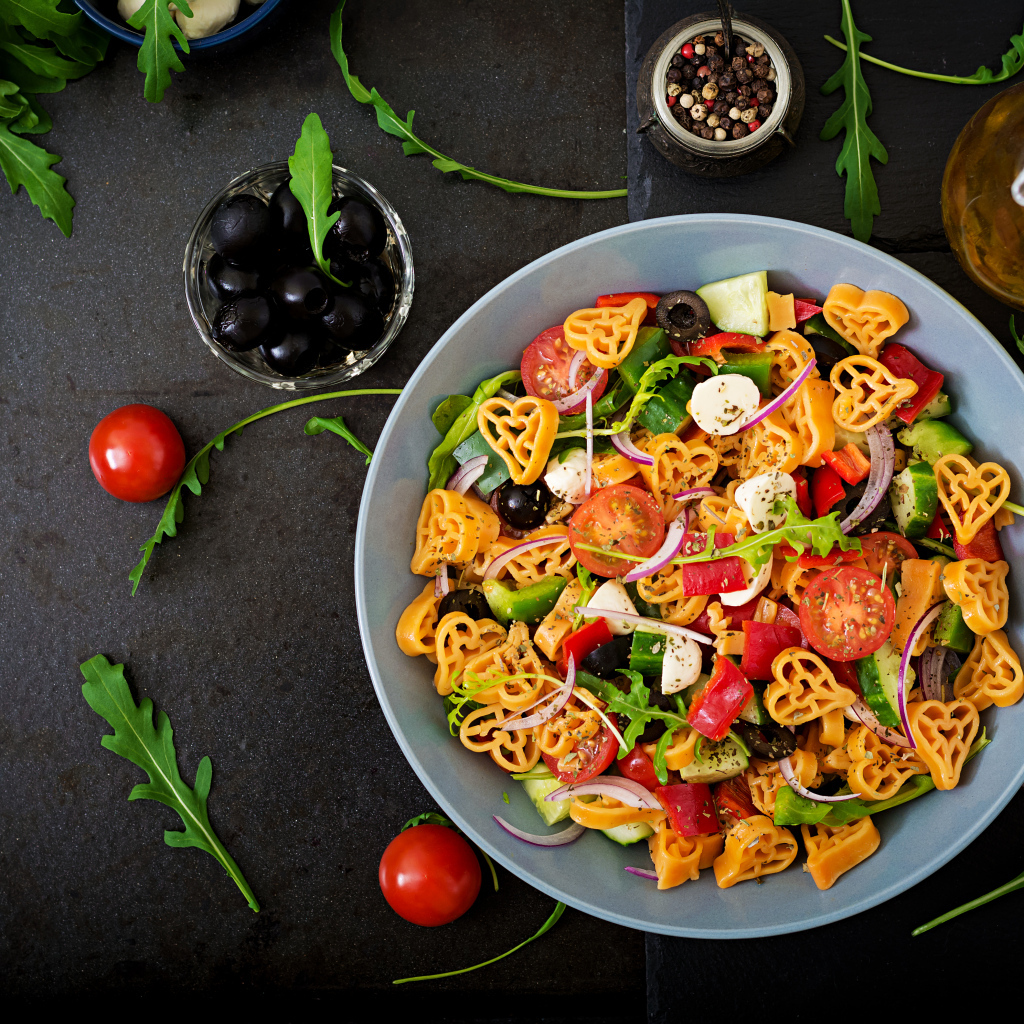 Овощное блюдо с макаронами в тарелке