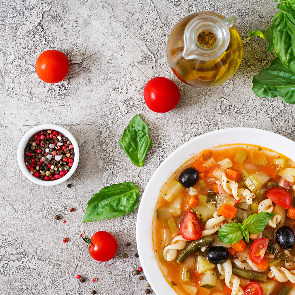 Овощной суп с макаронами на столе 