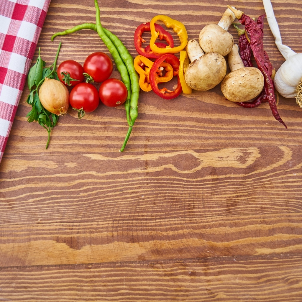 Овощи на деревянном столе с клетчатой скатертью