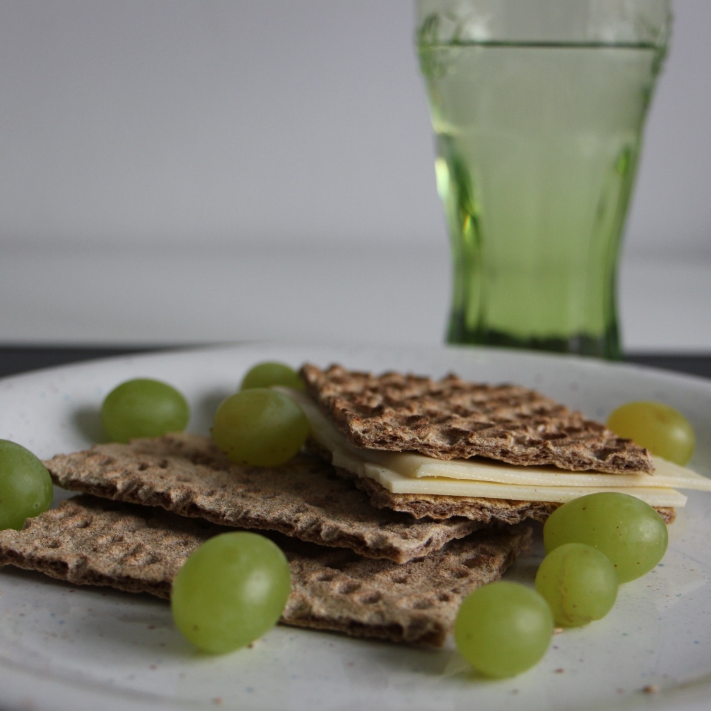 Вафли с сыром и виноградом на тарелке