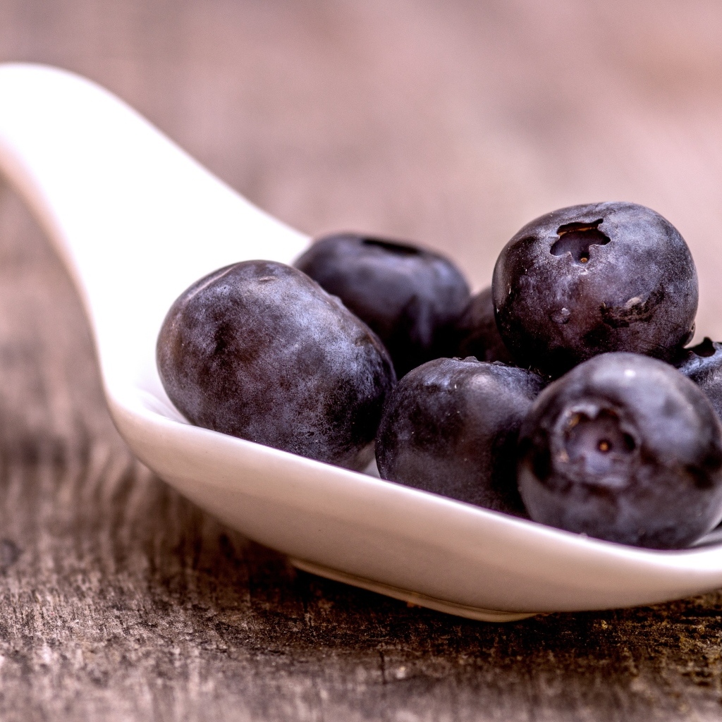 Черника на большой белой ложке
