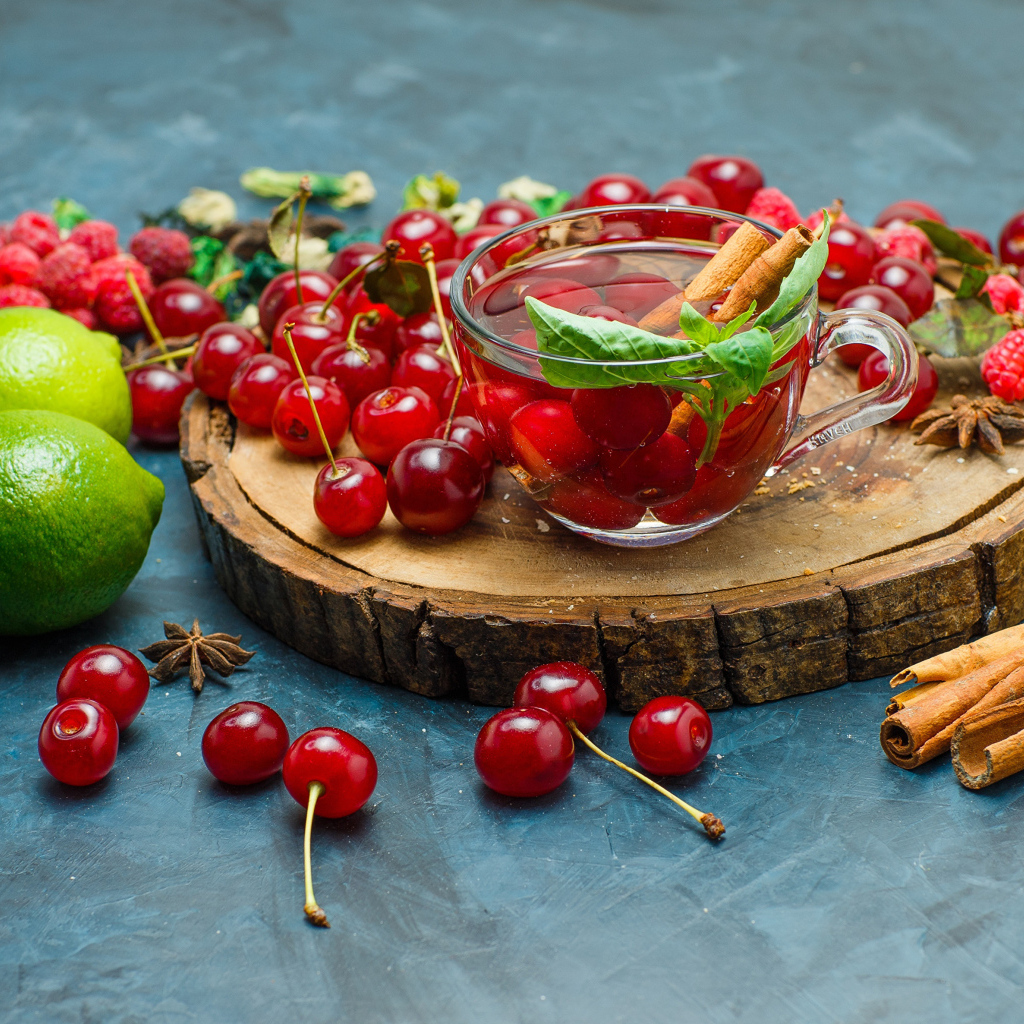 Чашка чая на столе с ягодами и лаймом