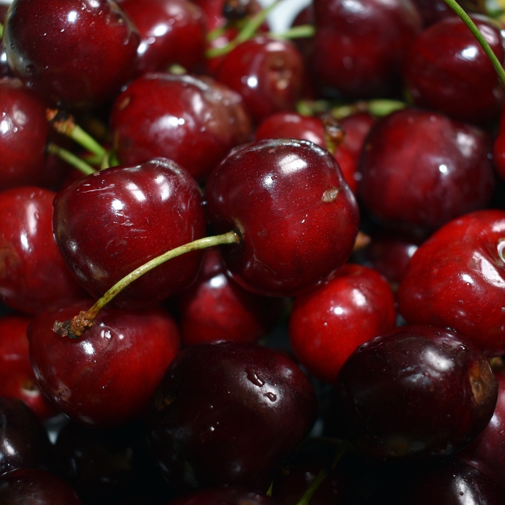 Вкусная красная черешня на столе