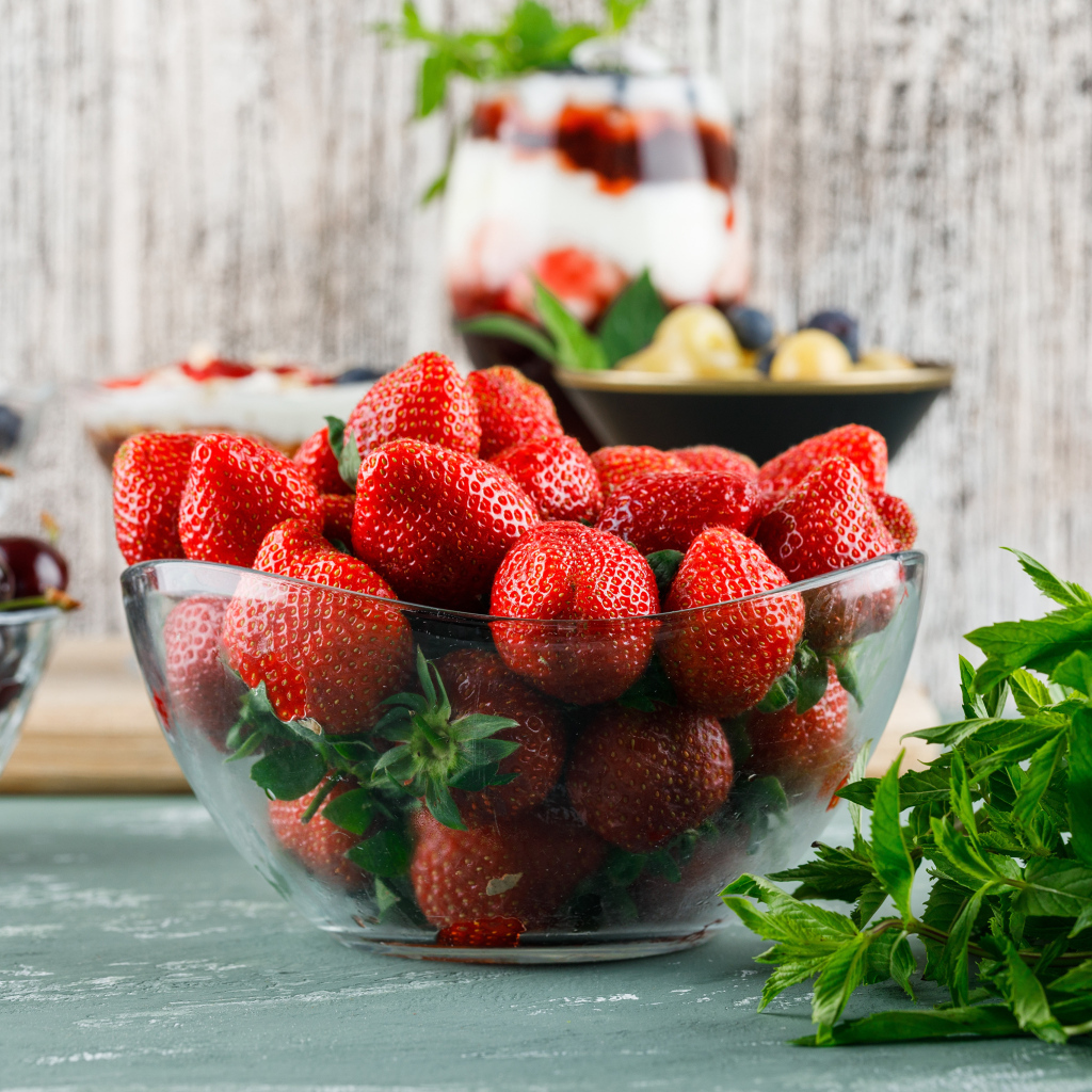 Стеклянная миска с ягодами красной клубники