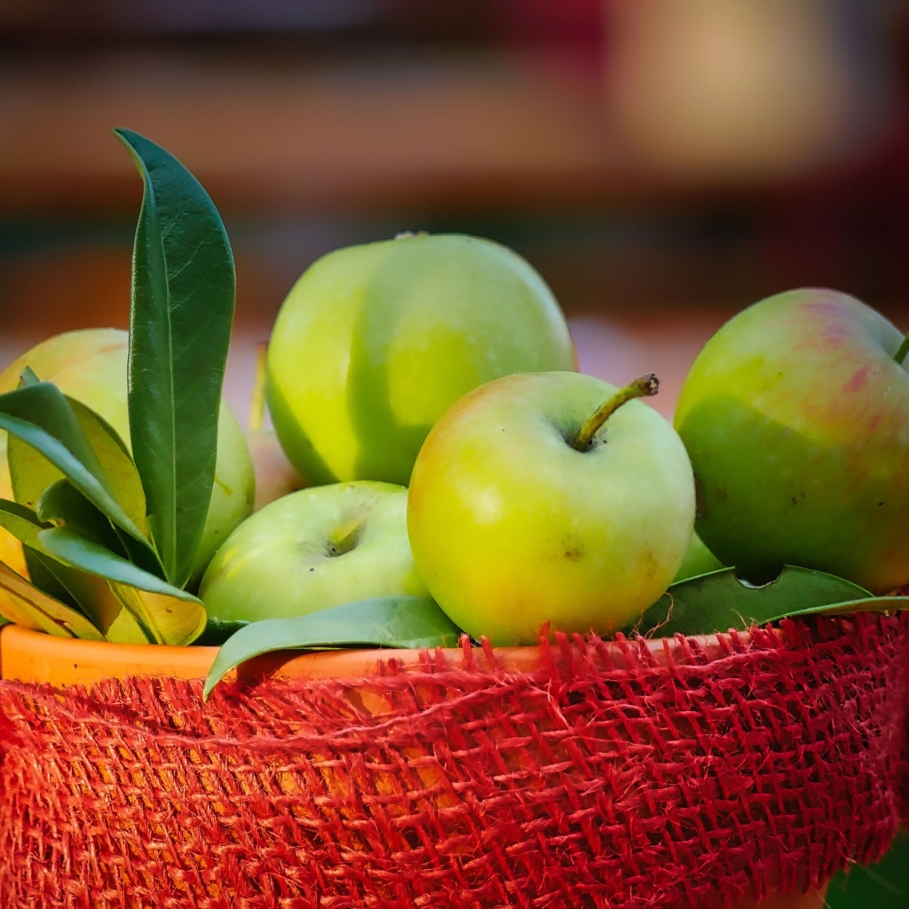 Зеленые яблоки в ведре крупным планом