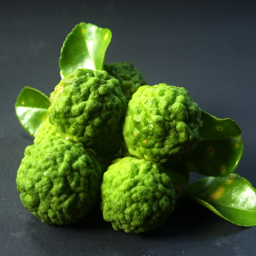 Зеленые плоды бергамота с зелеными листьями