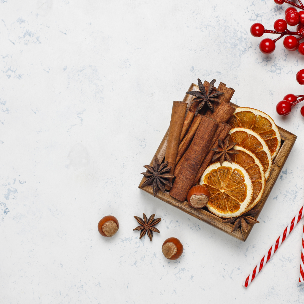 Ингредиенты для глинтвейна на столе с конфетами