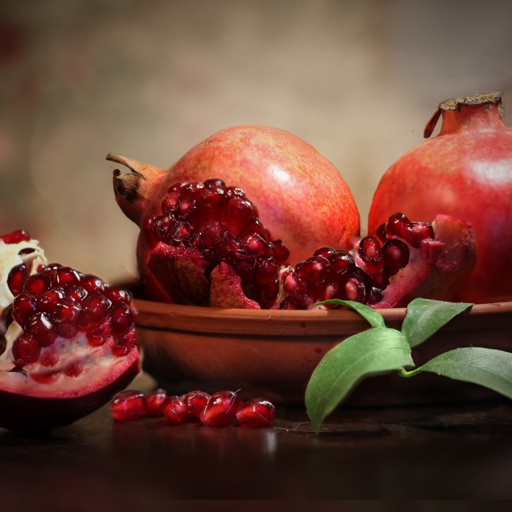 Большие спелые красные плоды граната
