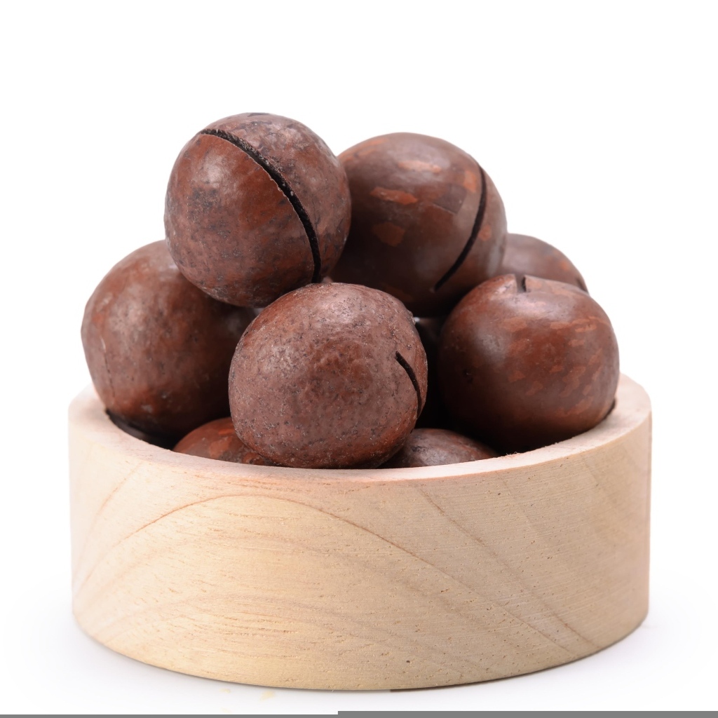 Орехи макадамия на белом фоне