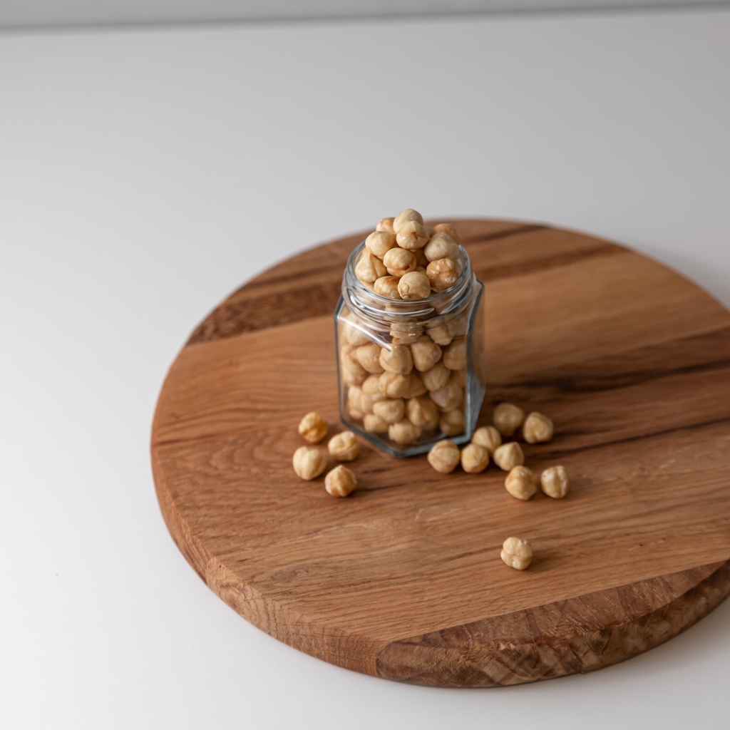 Орехи в банке на деревянной доске