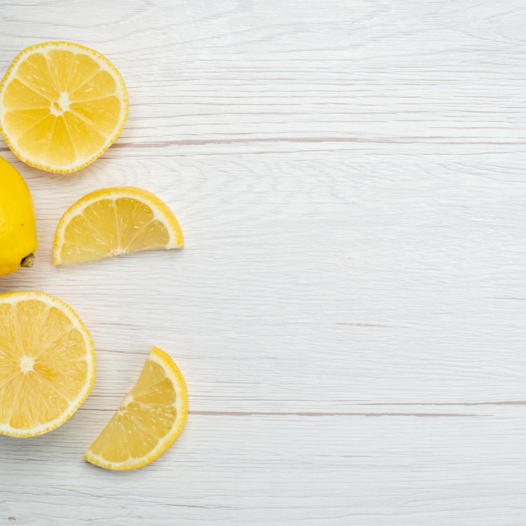 Нарезанный лимон на белом столе вид сверху