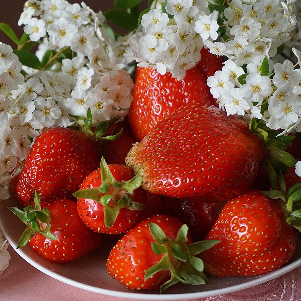 Клубника на столе с цветами