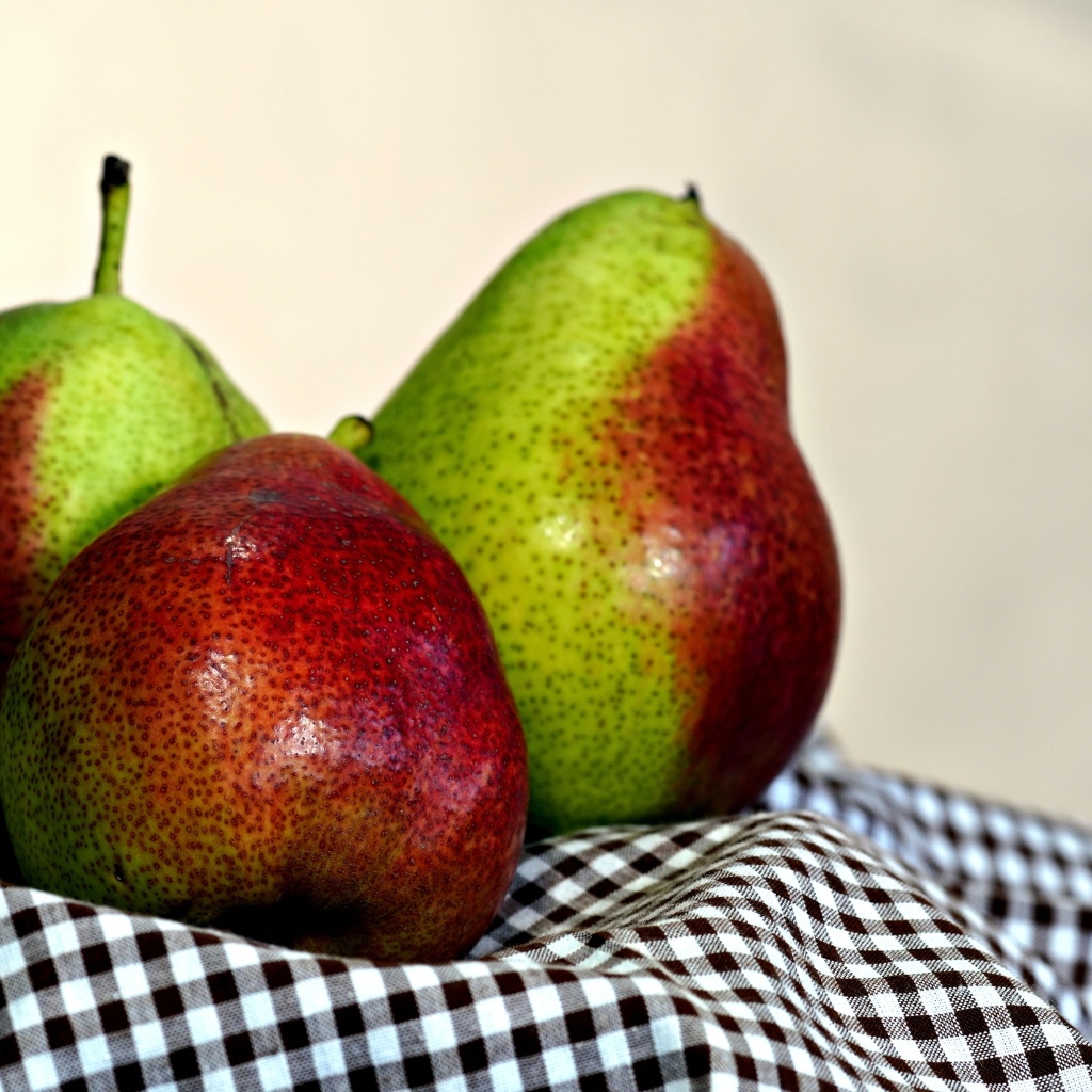 Три груши с полотенцем на столе