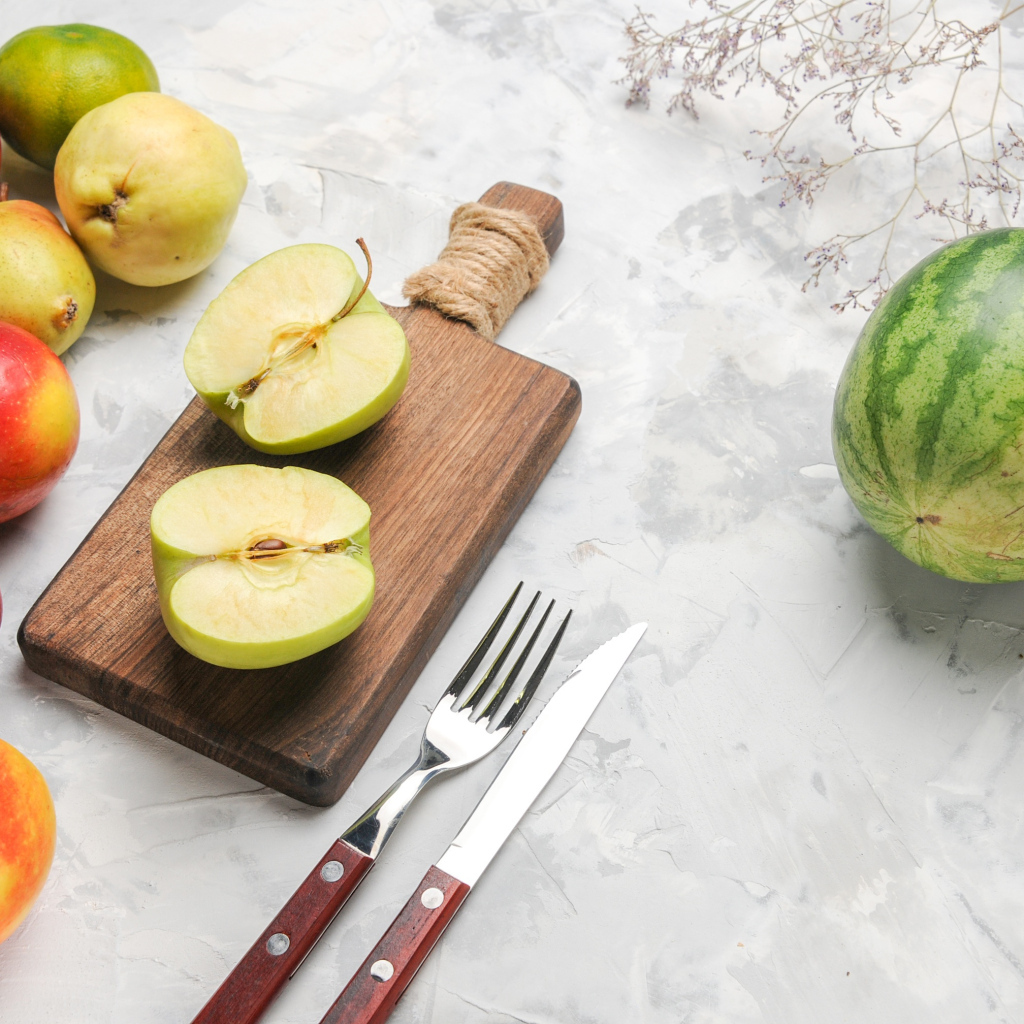 Арбуз  с яблоками и грушами на столе