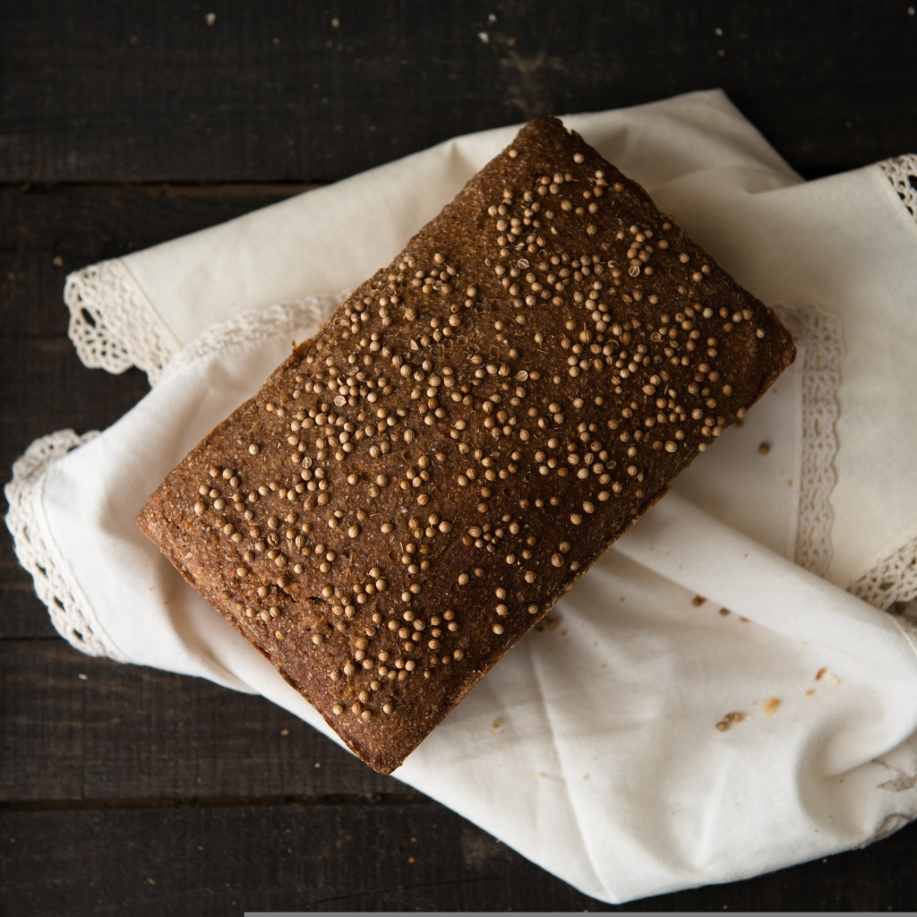 Буханка черного хлеба с тмином