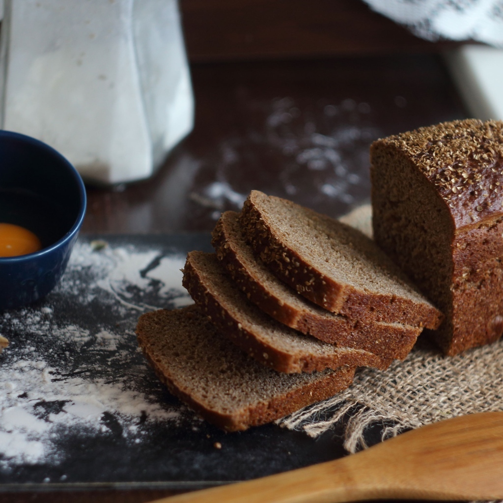 Черный хлеб на столе с мукой