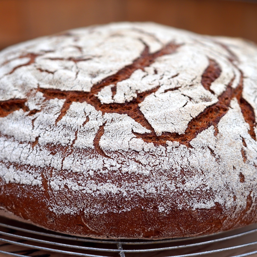 Свежий ароматный ржаной хлеб на столе