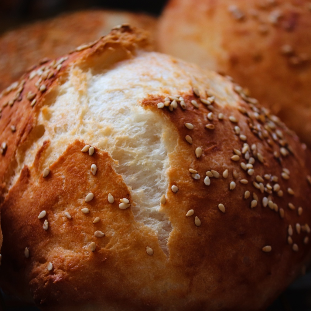 Свежий хрустящий хлеб с зернами кунжута
