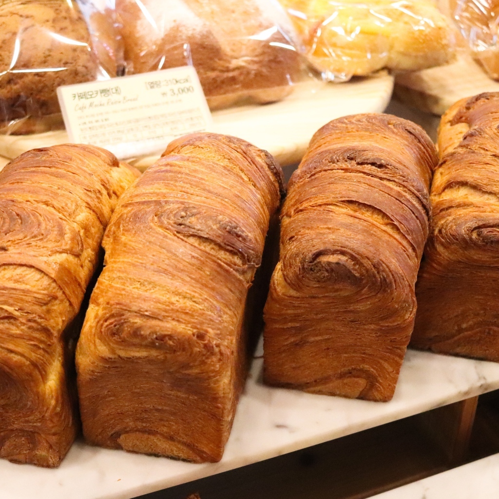 Свежий ароматный жареный хлеб