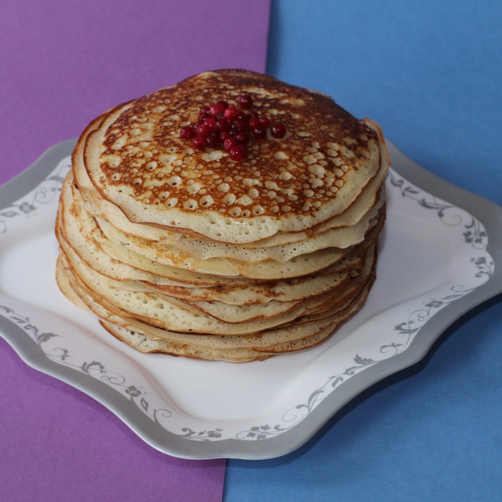 Блины красивой тарелке на столе