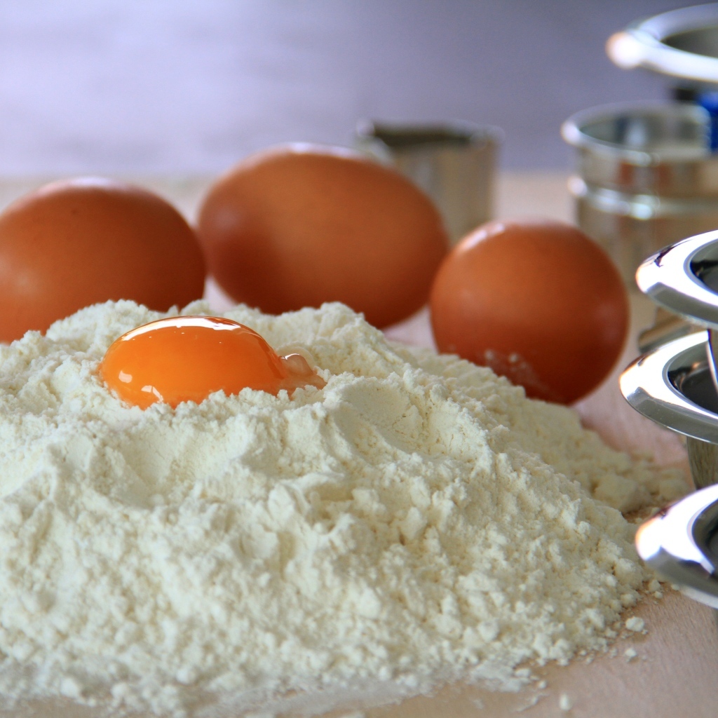 Заготовка из муки и яиц для теста на столе