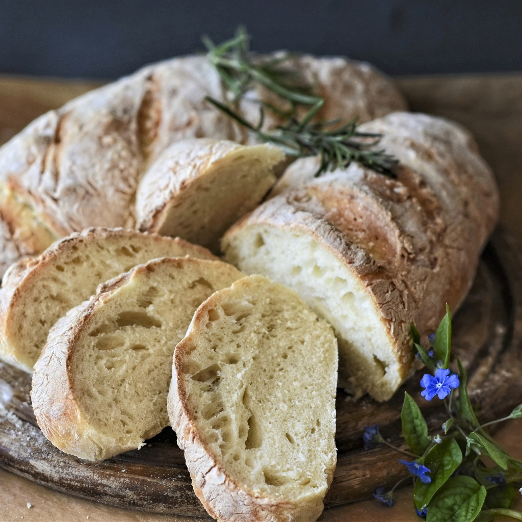 Нарезанная  чиабатта с розмарином на столе
