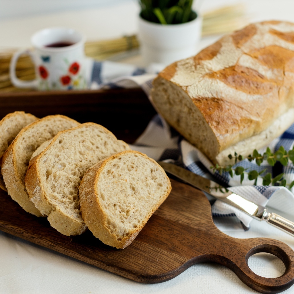 Нарезанный свежий хлеб на доске