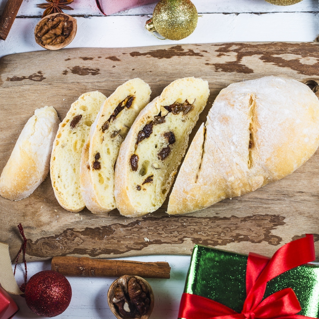 Нарезанный белый батон на столе