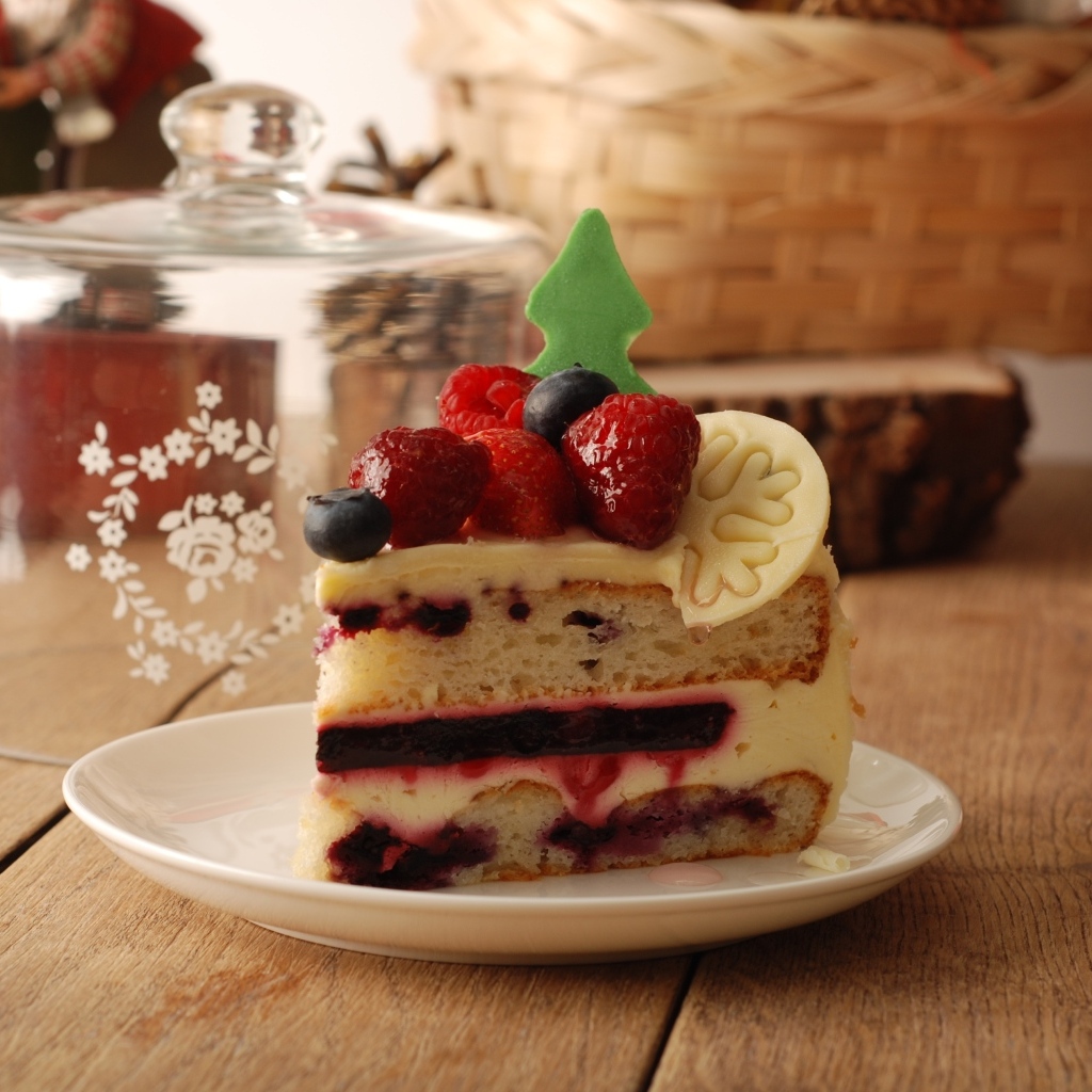 Кусок аппетитного торта с ягодами