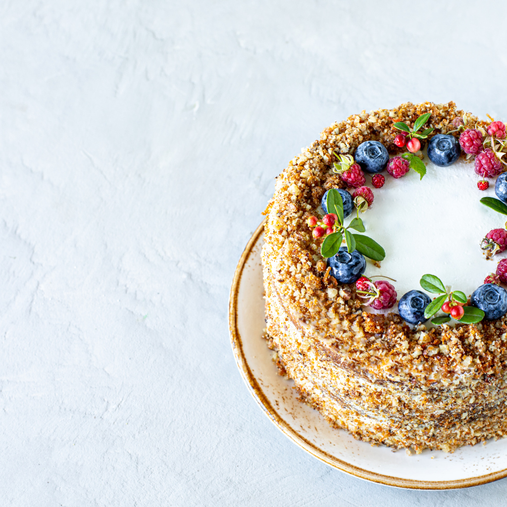 Аппетитный праздничный торт с ягодами