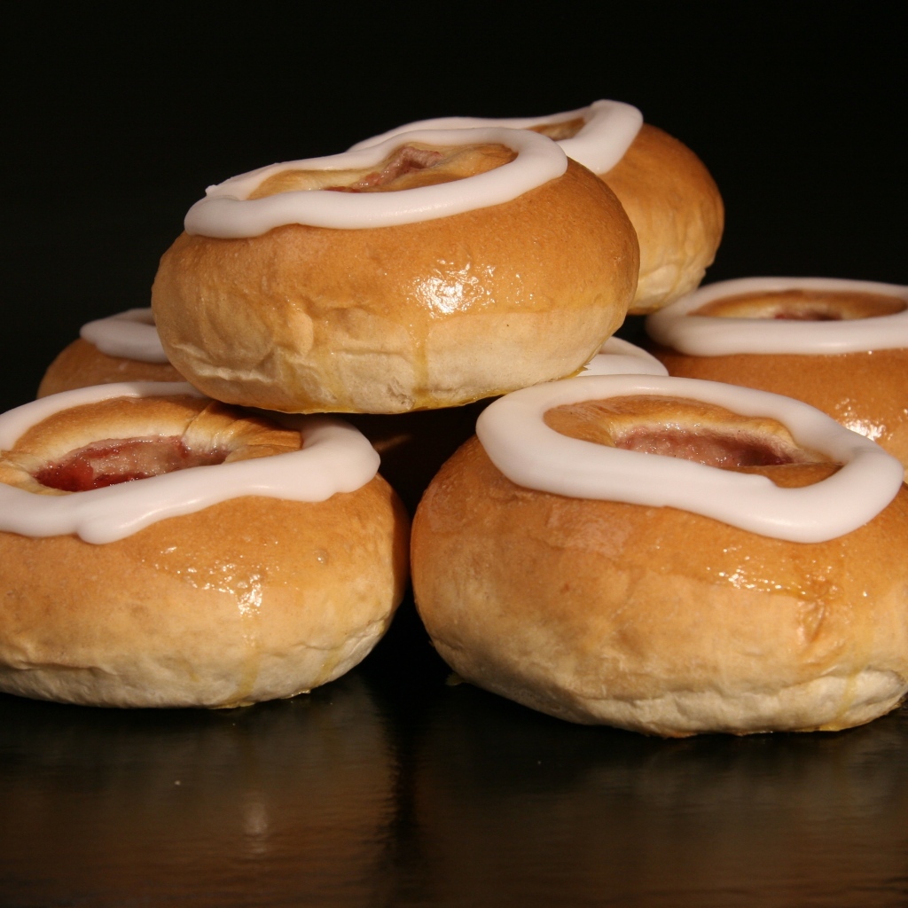 Аппетитные булочки с кремом на черном фоне