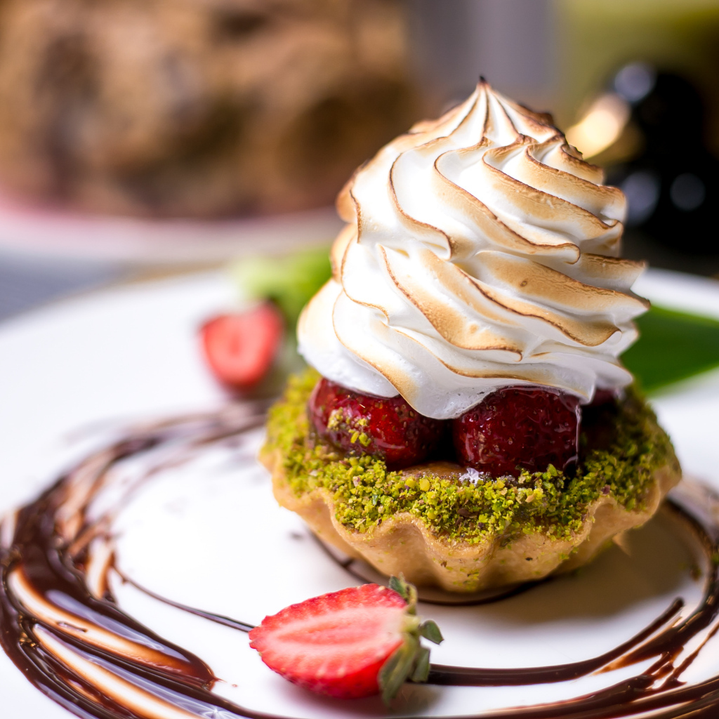 Аппетитное пирожное в тарталетке с кремом