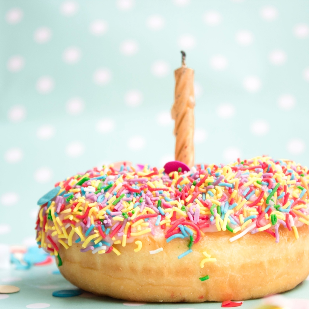 Аппетитный пончик со свечой на день рождения