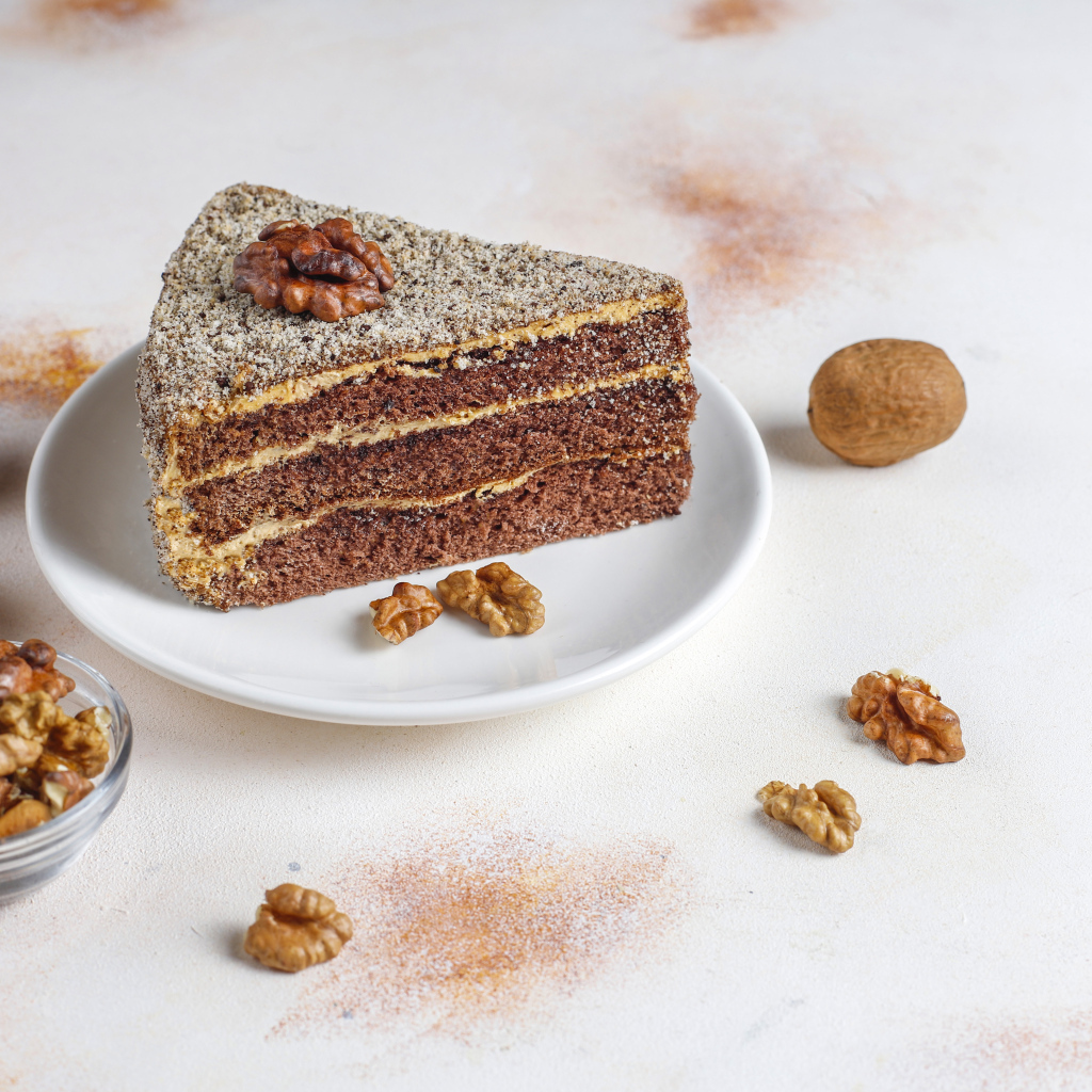 Аппетитный кусок  торта с грецкими орехами