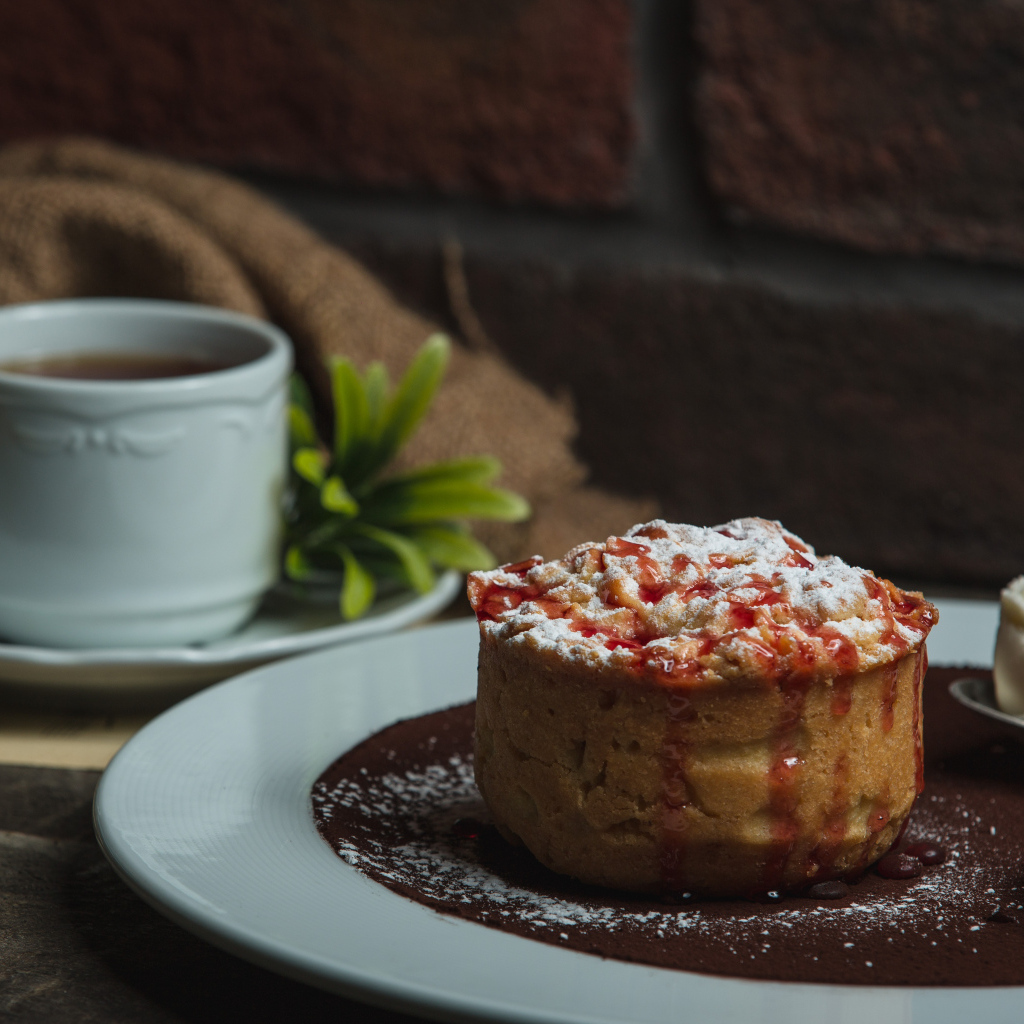 Яблочный пирог с чашкой чая на столе