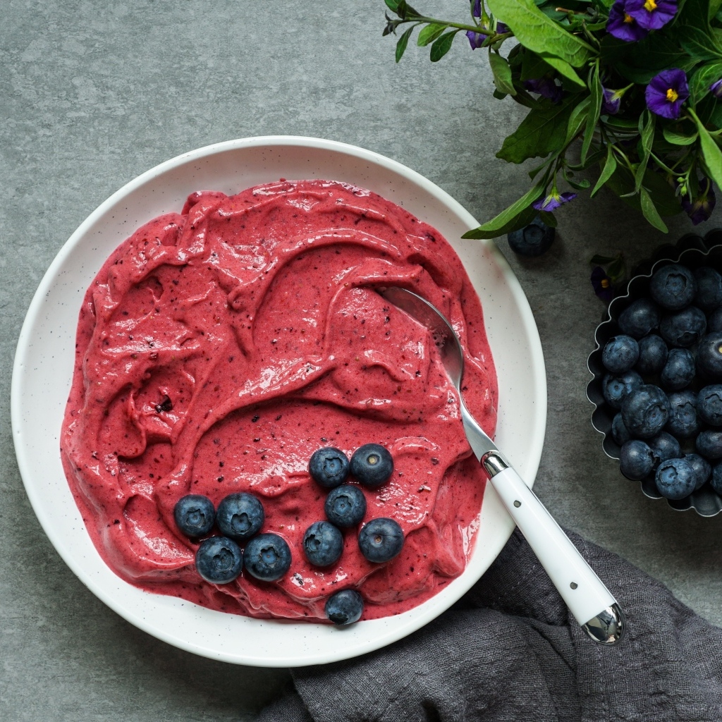 Ягодный щербет с черникой на столе