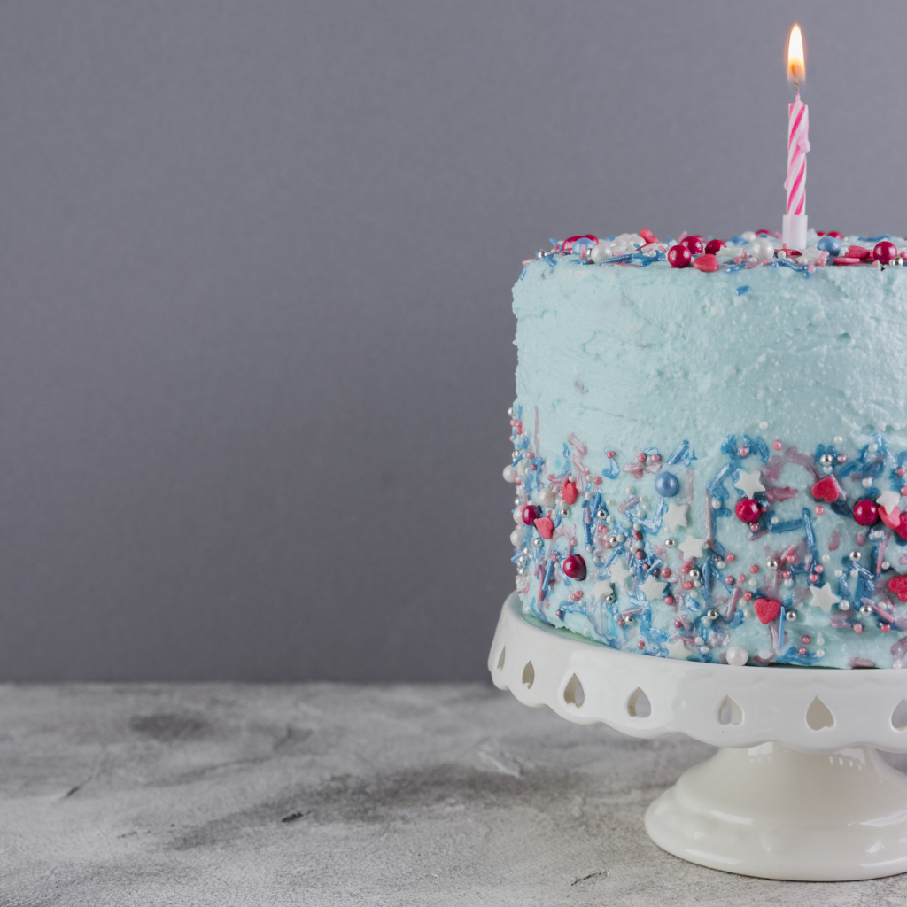 Праздничный торт в голубой глазури с одной свечкой