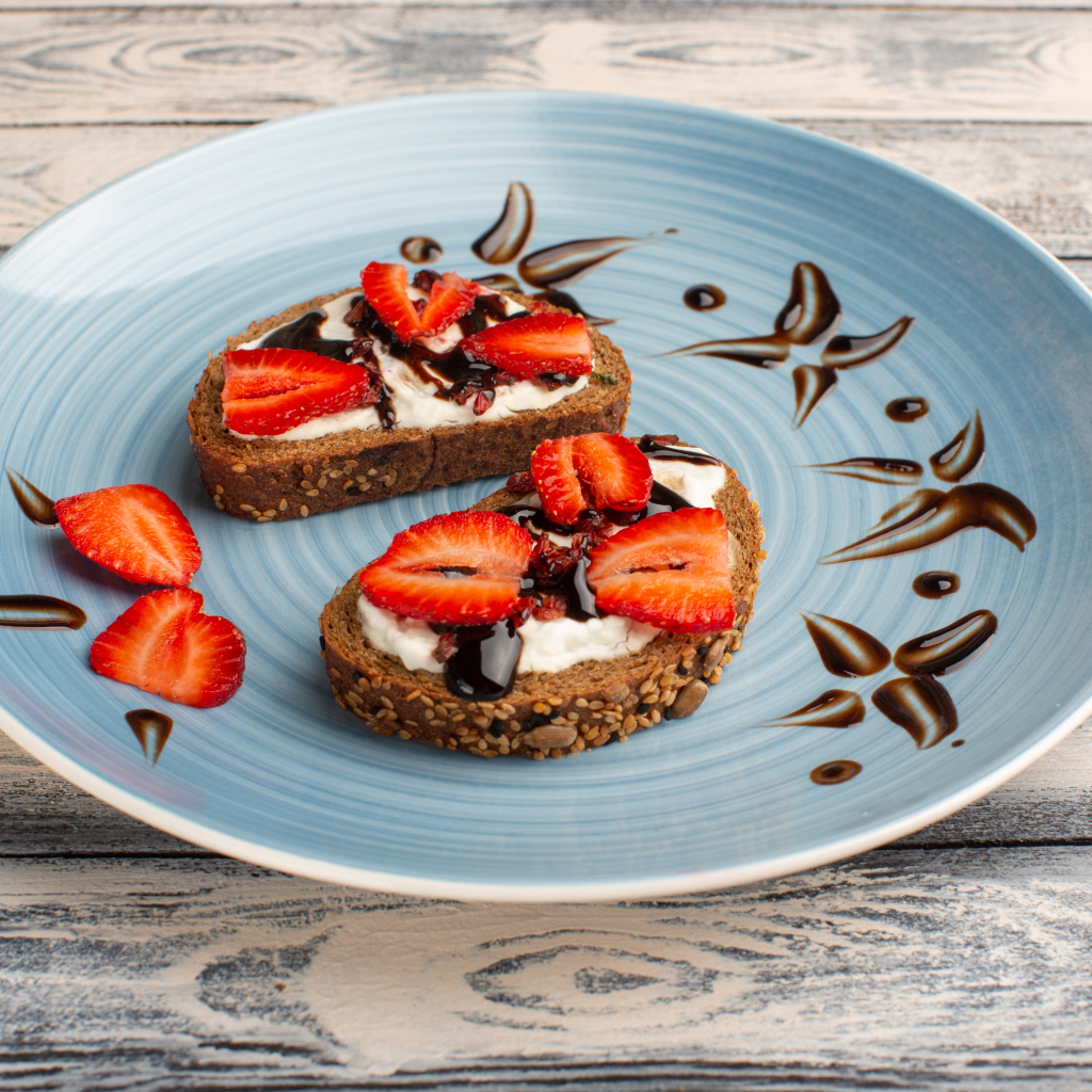 Хлебные гренки с кремом, шоколадом и кусочками клубники