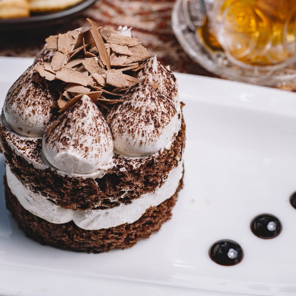 Пирожное со взбитыми сливками и шоколадной стружкой