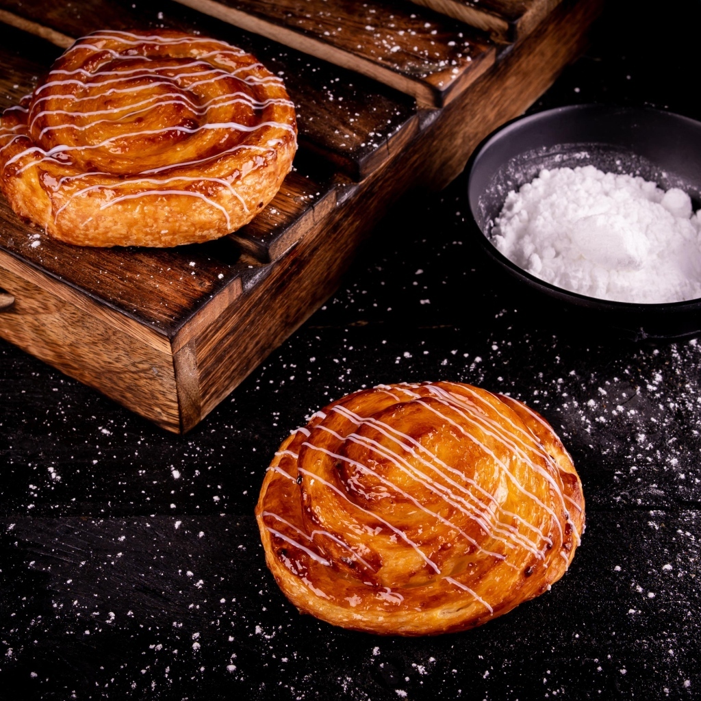 Булочки на столе с сахарной пудрой