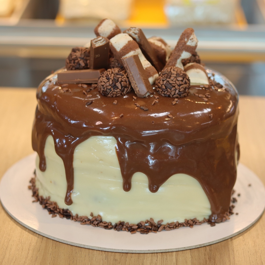 Торт с шоколадной глазурью и конфетами