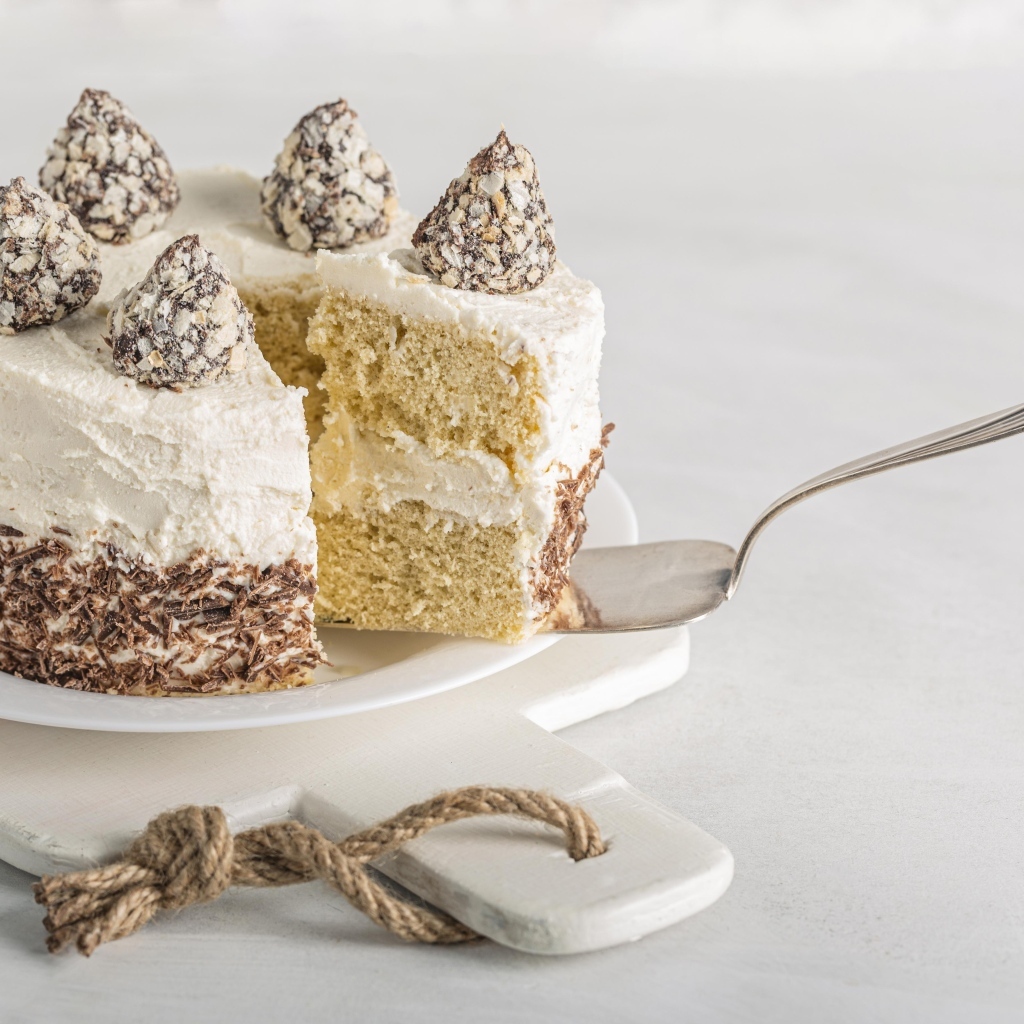 Торт с шоколадными трюфелями на столе