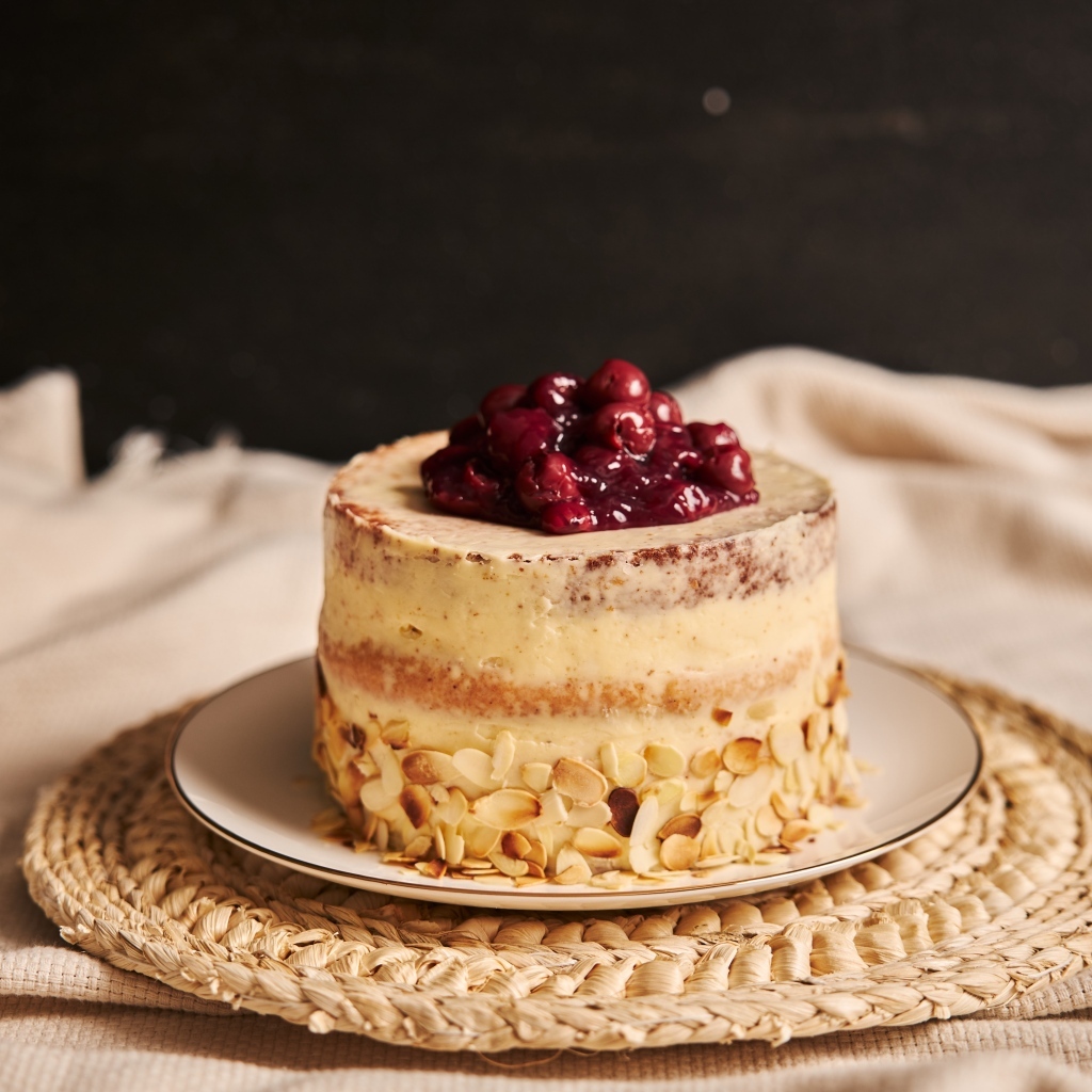 Торт с кремом и вишней