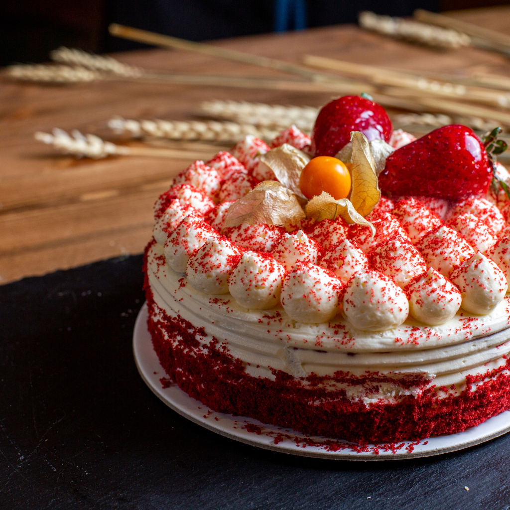 Торт со взбитыми сливками и ягодами клубники